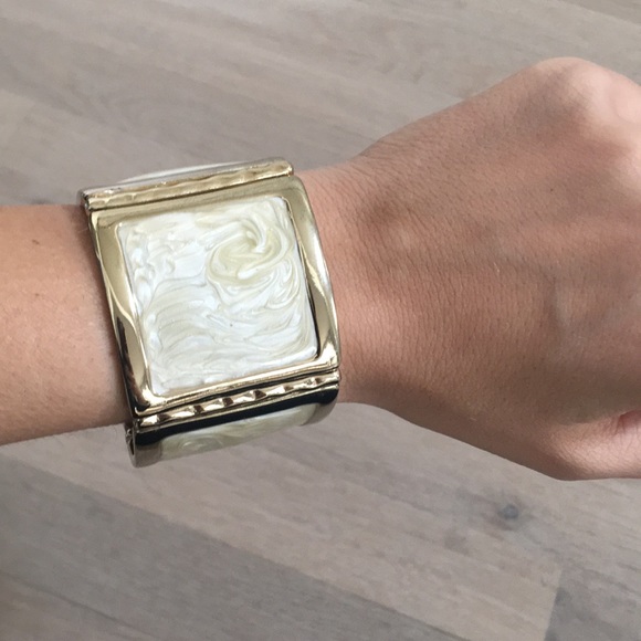 Jewelry - Mother of Pearl & Gold Stretch Bracelet